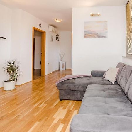 Apartment Roko - Up To 4 People With Free Parking Zadar Exterior photo