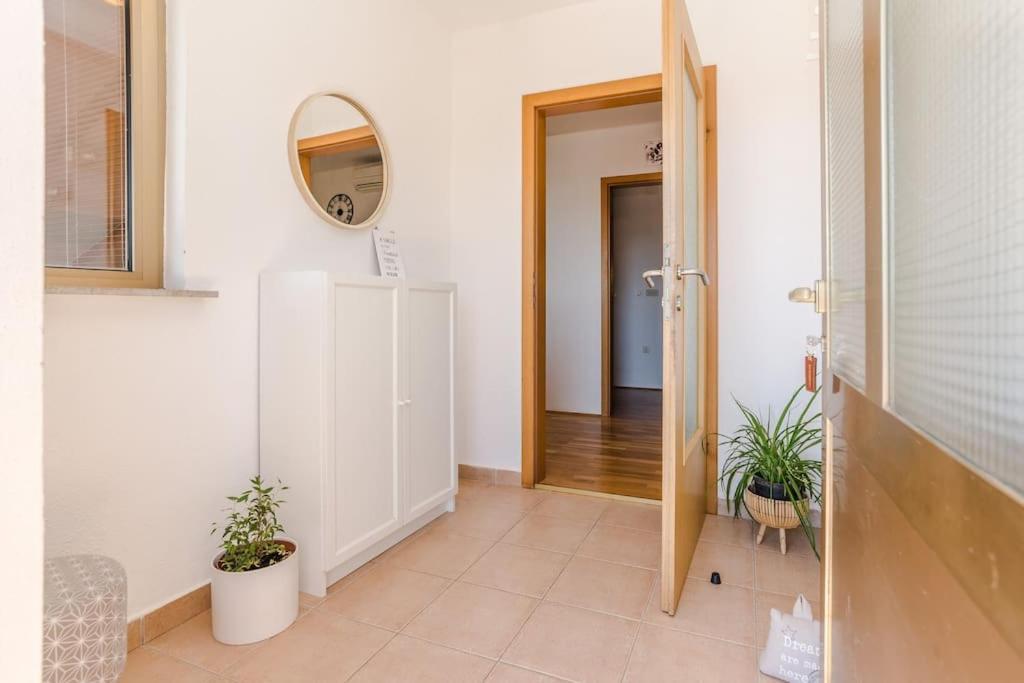 Apartment Roko - Up To 4 People With Free Parking Zadar Exterior photo